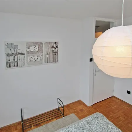 Lovely, Spacious & Central 아파트
