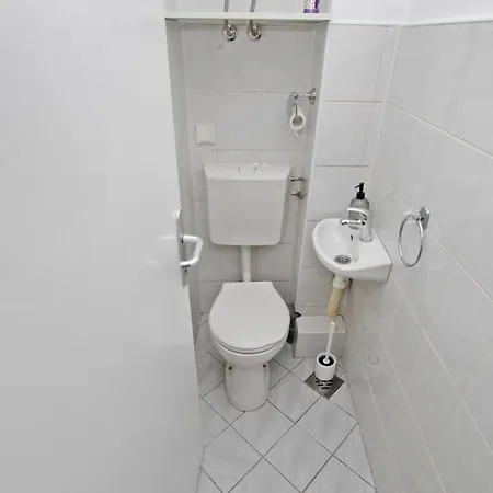 Apartman Lovely, Spacious & Central *